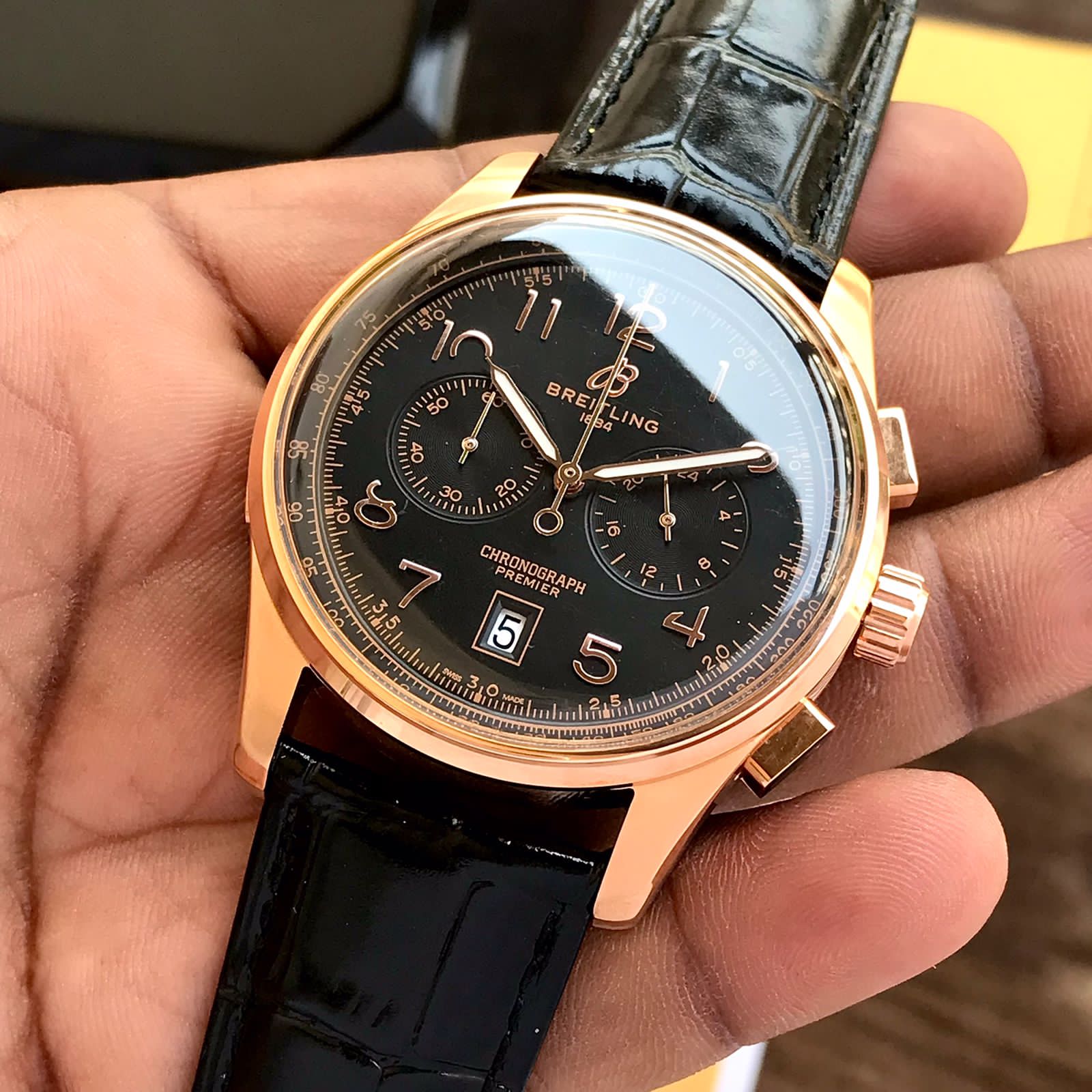 Amazing Premium Chronomat holds a significant watch - AmazingBaba