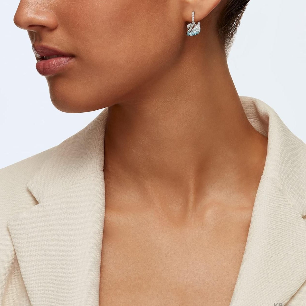 Amazing srwski swan pierced earrings