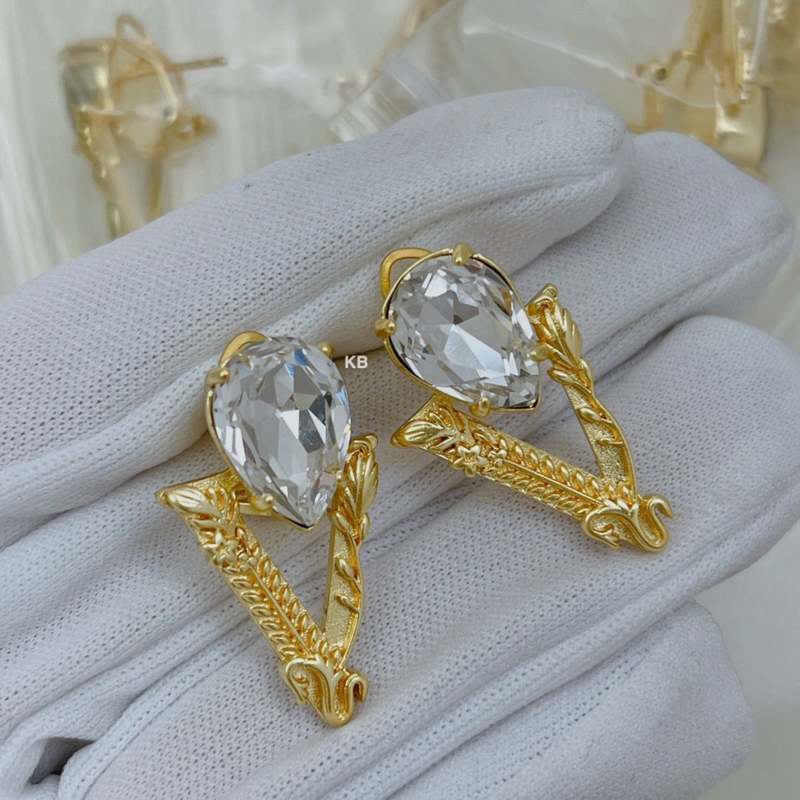 Vsache virtues crystal stud earrings - AmazingBaba