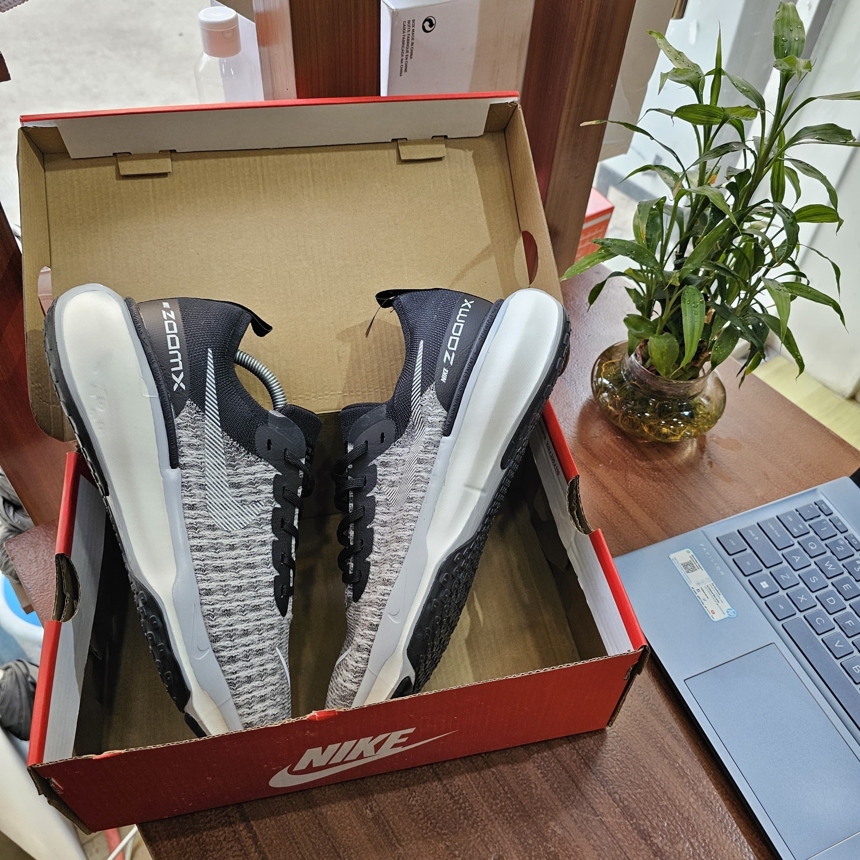 Amazing Nk zoom Invincible shoes